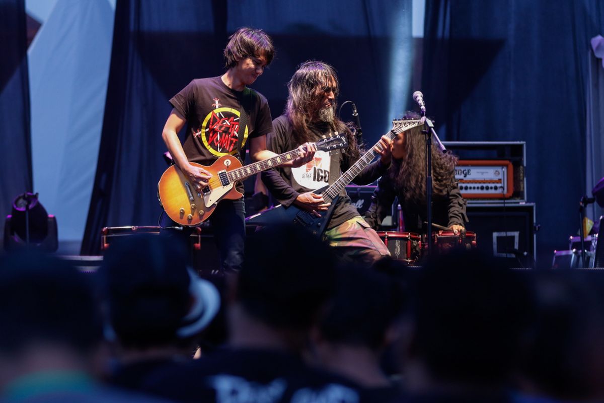 Band Death Vomit berkolaborasi dengan gitaris Gitaris Sheila on 7, Eross Candra di hari pertama Festival Musik Rock JogjaRockarta di Stadion Kridosono, Yogyakarta, Jumat (29/9/2017). Jogjarockarta menampilkan band utama Dream Theater serta dimeriahkan band pembuka antara lain God Bless, Roxx, Power Metal, dan Death Vomit. KOMPAS IMAGES/KRISTIANTO PURNOMO
