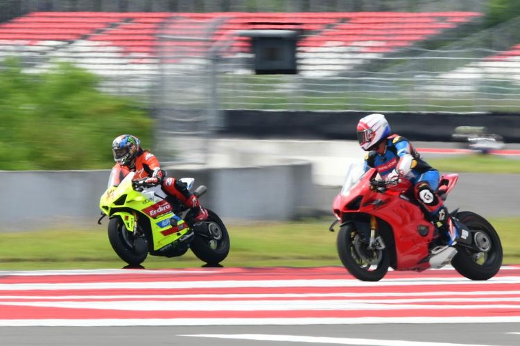 Pembalap VR46 Riders Academy bersama dengan Pembalap muda lokal melakukan latihan bersama saat track day 2 pada acara ?Pertamina Enduro VR46 Riders Academy? yang diselenggarakan di Pertamina Mandalika International Circuit, Kuta, Lombok Tengah, Nusa Tenggara Barat (28/1/2025).