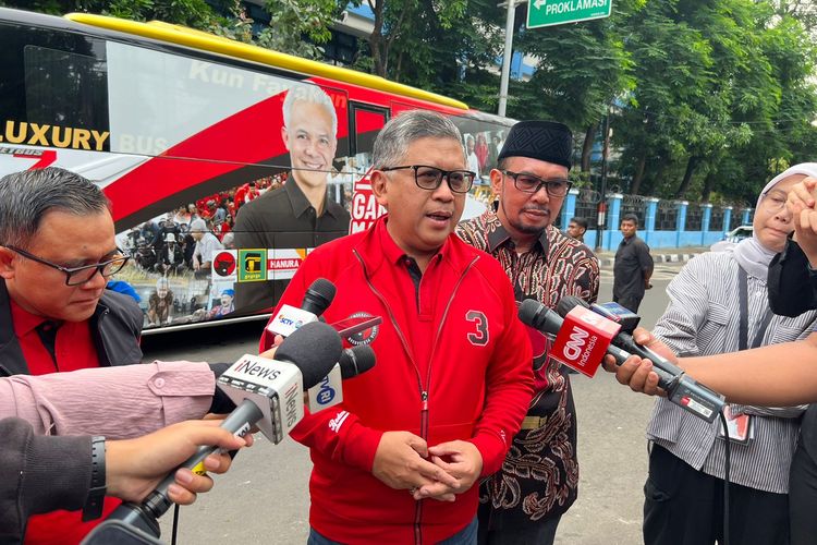 Sekretaris Jenderal PDI-P Hasto Kristiyanto ditemui di Kantor DPP PDI-P, Jalan Diponegoro,Menteng, Jakarta Pusat, Minggu (10/12/2023) sebelum memulai safari kebangsaan di Banten.
