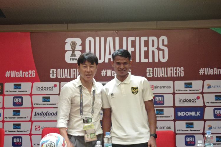 Pelatih timnas Indonesia, Shin Tae-yong, bersama Dimas Drajad dalam sesi konferensi pers selepas laga melawan Brunei Darussalam di Stadion Utama Gelora Bung Karno (SUGBK), Jakarta, Kamis (12/10/2023).