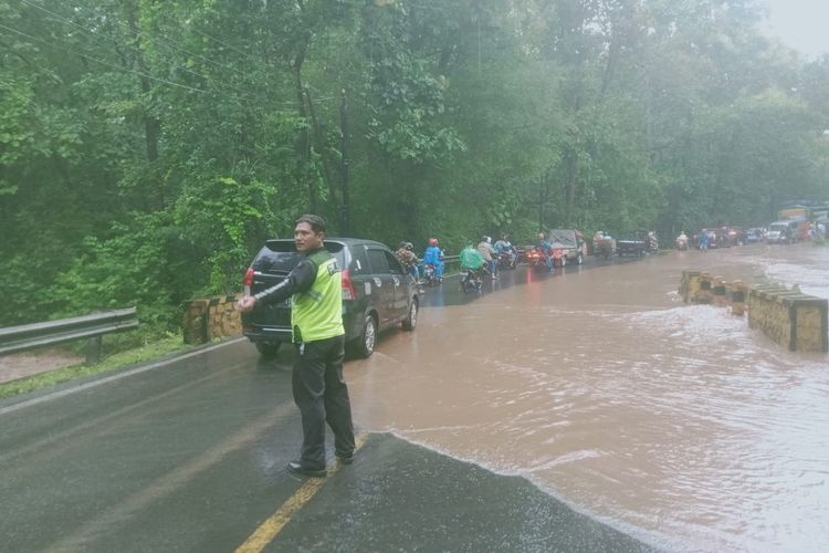 Foto: Kondisi jalan mulai lancar di jalur Pantura Hutan Baluran Situbondo yang sebelumnya banjir pada Minggu (5/3/2023)