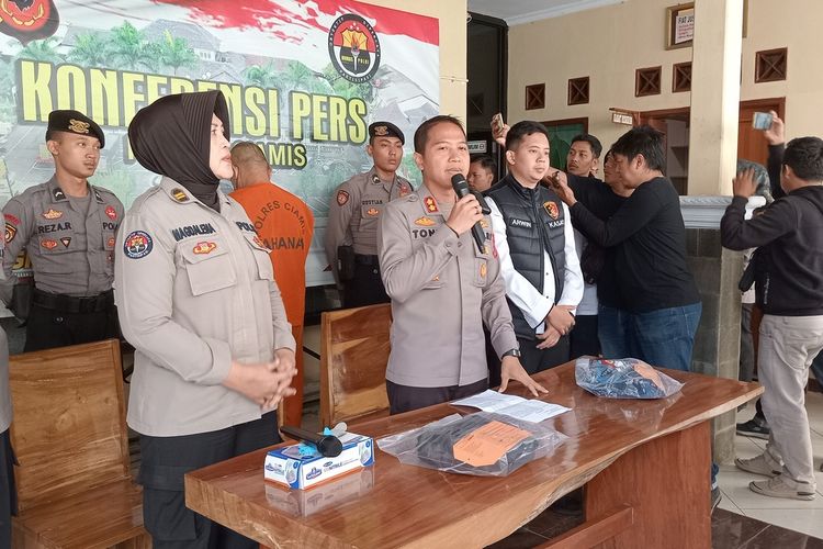 Kapolres Ciamis AKBP Tony Prasetyo menjelaskan kasus pencabulan yang diduga dilakukan oknum guru kepada muridnya, saat ekspos kasus di Mapolres, Rabu (28/6/2023).