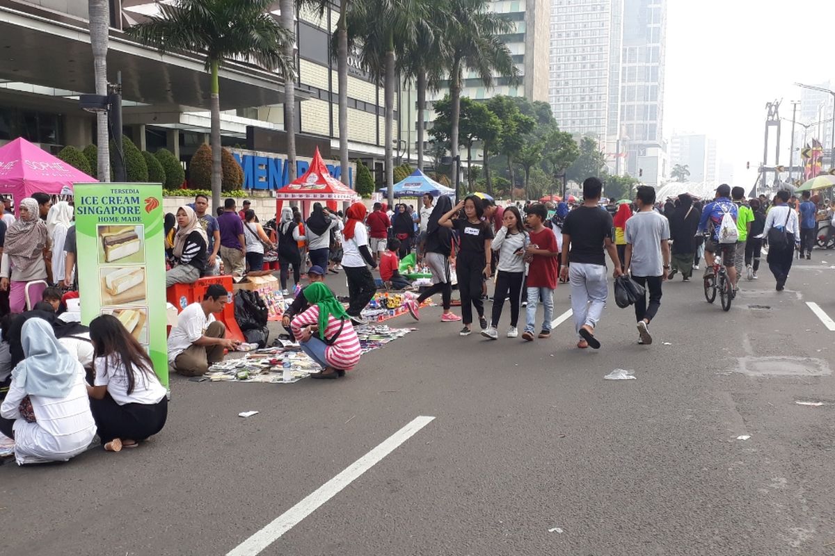 Suasana keramaian Car Free Day di Jalan MH Thamrin, Jakarta Pusat, Minggu (23/6/2019).