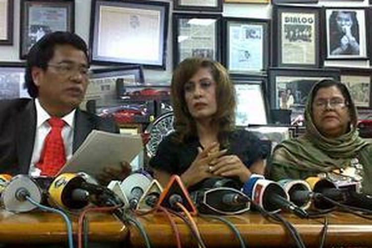 Sechah Salem Sagran (tengah) ketika melakukan jumpa pers di kantor kuasa hukumnya, Hotman Paris Hutapea, SH, di Gedung Summitmas I, Sudirman, Jakarta Selatan, Senin (12/4/2010). 