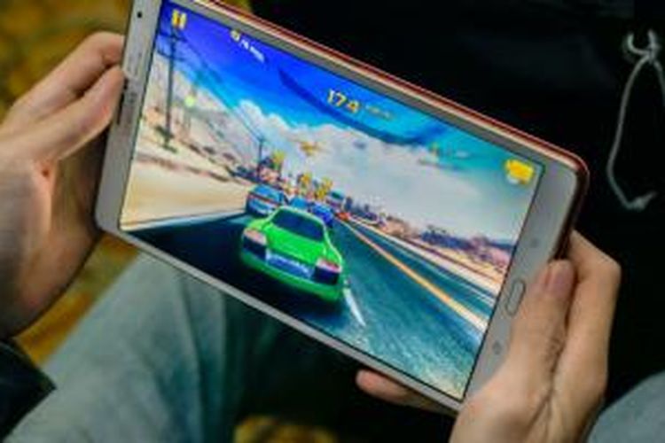 Layar Super AMOLED pada Galaxy Tab S bisa menampilkan konten hiburan seperti game dengan cemerlang