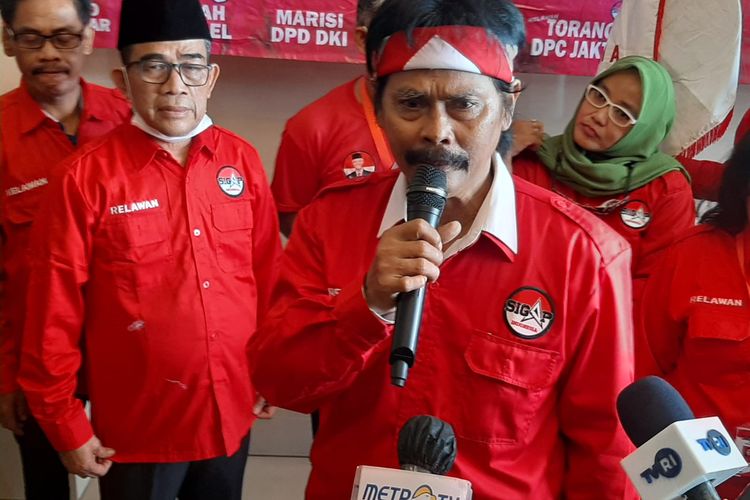 Ketua Umum Siap Ganjar Presiden (Sigap) Suherman memberikan keterangan jurnalis dalam acara pelantikan pengurus Sigap DKI Jakarta di kawasan Menteng, Jakarta, Jumat (10/12/2021).