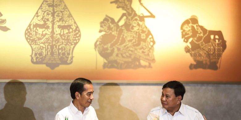 Presiden Joko Widodo dan Ketua Umum Partai Gerindra, Prabowo Subianto makan siang bersama di kawasan Jakarta Pusat, Sabtu (13/7/2019). Kedua kontestan dalam Pemilihan Umum Presiden dan Wakil Presiden tahun 2019 lalu ini bertemu di Stasiun MRT Lebak Bulus dan selanjutnya naik MRT dan diakhiri dengan makan siang bersama.