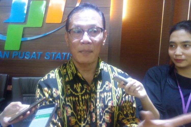 Kepala BPS Kecuk Suhariyanto memberikan keterangan kepada media dalam Kantor BPS, Jakarta Pusat, Jumat (1/2/2019).