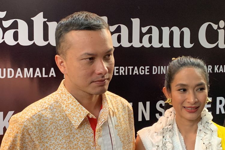 Nicholas Saputra dan Happy Salma dalam konferensi pers Satu Dalam Cita di kawasan Senayan, Jakarta Pusat, Selasa (23/5/2023).
