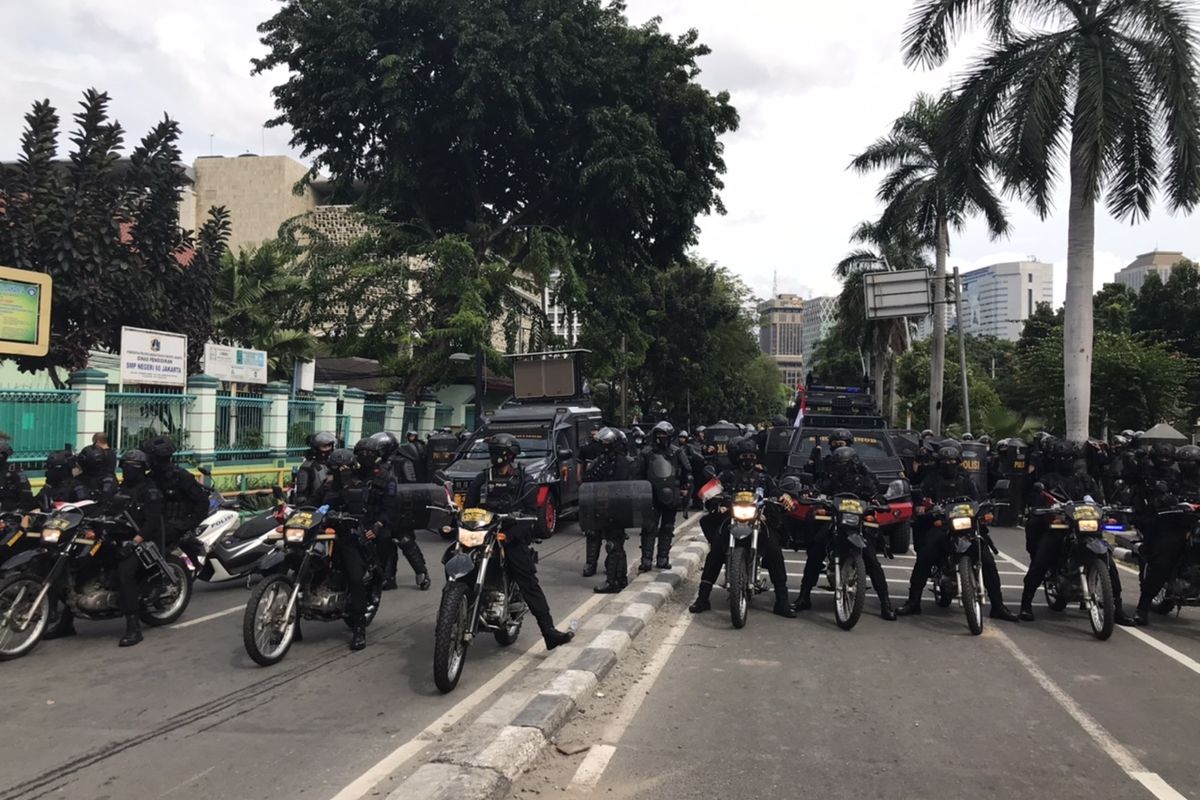 Aparat kepolisian memukul mundur massa simpatisan Front Pembela Islam (FPI) dari arah Jalan Kebon Sirih ke arah Pasar dan Stasiun Tanah Abang, Jakarta Pusat.  Pantauan Kompas.com, Jumat (18/12/2020) pukul 14.15 WIB, aparat kepolisian terlihat menggunakan kendaraan taktis seperti motor trail, mobil Raisa, dan mobil water cannon.