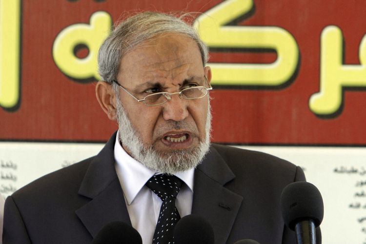 Pemimpin Senior Hamas Mahmoud Zahar berbicara selama konferensi pers di Dewan Legislatif Gaza paa 7 Juli 2011.