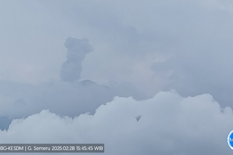 Visual erupsi Gunung Semeru dengan letusan setinggi 1.300 meter, Jumat (28/2/2025).