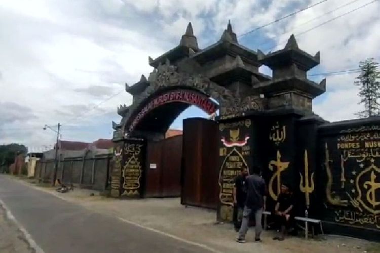 Pintu gerbang luar Pondok Pesantren Nuswantoro milik Gus Samsudin. (Foto diambil Oktober 2023)