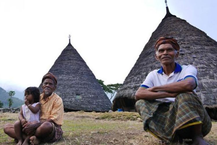 Penduduk Desa Wae Rebo berada di barat daya kota Ruteng, Kabupaten Manggarai, Nusa Tenggara Timur. 