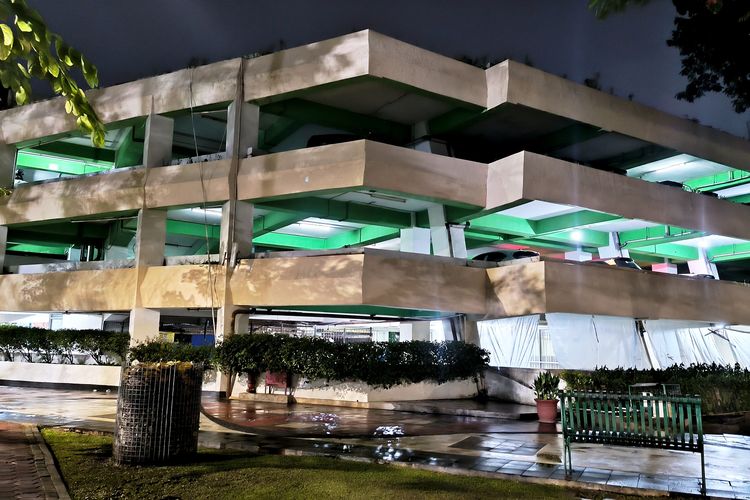 Gedung parkir roda dua dan roda empat yang berada tepat disamping Taman Menteng, Jakarta Pusat.