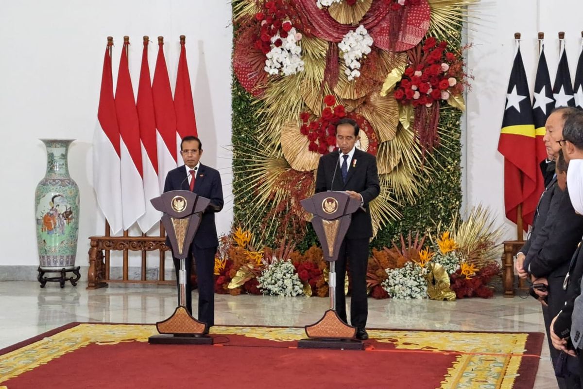 Presiden Joko Widodo dan Perdana Menteri Timor Leste Taur Matan Ruak memberikan keterangan pers seusai pertemuan bilateral di Istana Kepresidenan Bogor, Senin (13/2/2023).