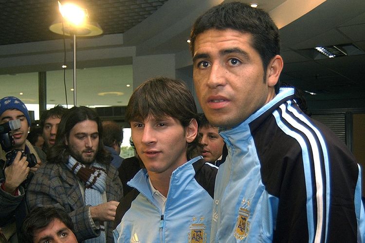 Lionel Messi dan Juan Roman Riquelme dalam konferensi pers di markas Asosiasi Sepak Bola Argentina (AFA) di Ezeiza, Buenos Aires, pada tanggal 1 September 2005, di mana mereka berlatih bersama tim nasional menjelang pertandingan melawan Paraguay pada tanggal 3 September.