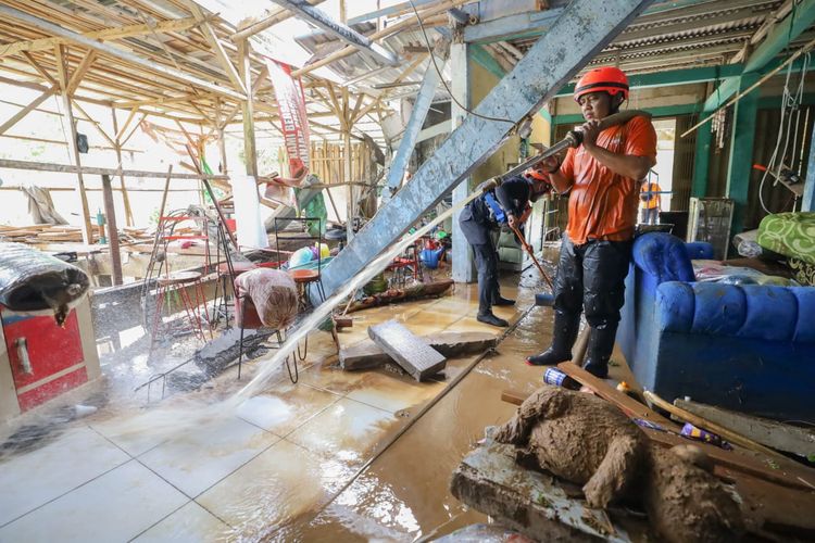 Badan Amil Zakat Nasional (Baznas) Republik Indonesia (RI) melalui program Baznas Tanggap Bencana (BTB) melakukan aksi resik di musala dan rumah warga yang terdampak bencana alam, seperti banjir bandang dan tanah longsor, di Sukabumi, Jawa Barat (Jabar).