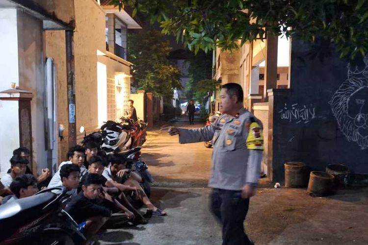 Sebanyak 25 pemuda diduga terlibat tawuran di Jalan Husni Hamid, Karawang, Jawa Barat dibawa ke Mapolsek Karawang Kota, Selasa (12/3/2024) malam.