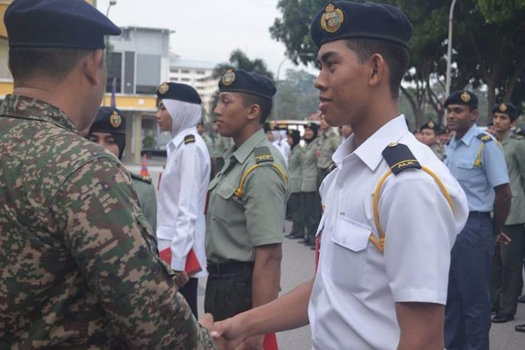 Zulfarhan Osman (kanan berbaju seragam putih) adalah mahasiswa teknik elektro tahun ketiga di Universitas Pertahanan Nasional Malaysia (UPNM) dimana Ia juga dilatih sebagai calon perwira.