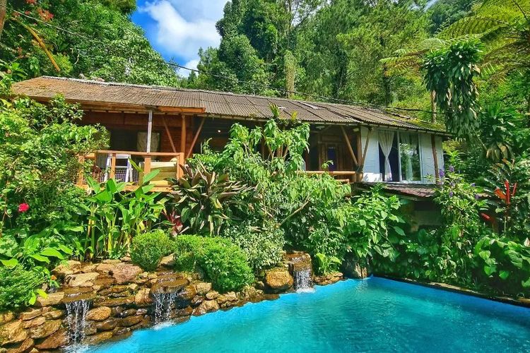 Kampung Air Cilember, salah satu villa Puncak dengan private pool yang Instagramable.