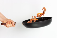 Mengapa Rajungan, Udang, dan Kepiting Berubah Kemerahan Saat Dimasak?