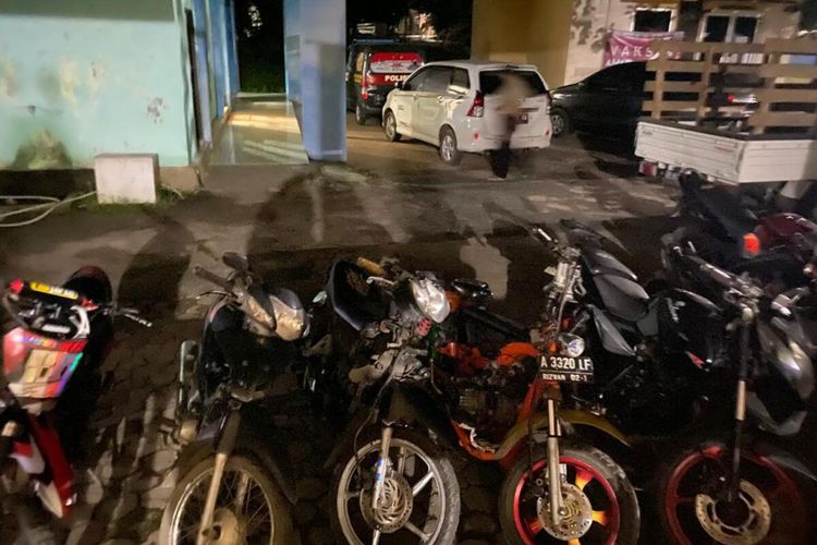 Barang bukti berupa sepeda motor yang merupakan hasil kejahatan pelaku HE (42) yang disita Polsek Kedondong, Pesawaran.