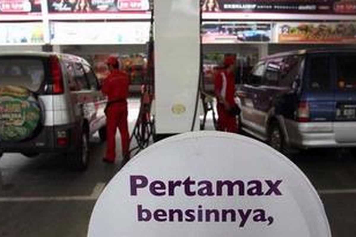 Menjelang Hari Tanpa Bensin Bersubsidi -Sebuah stasiun pengisian bahan bajar umum (SPBU) di kawasan Kuningan Jakarta Selatan, Minggu (25/11/2012), di bantu beberapa petugas pengisian SPBU, tampak melayani masyarakat yang membutuhkan bahan bakar. 