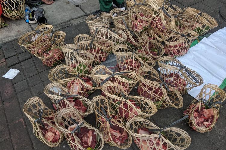 Proses Pembungkusan Daging Kurban di Jakarta Islamic Center menggunakan besek bambu dan Keranjang Tape