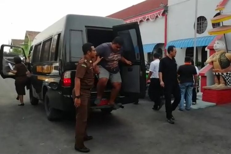 DITAHAN--Setelah ditangkap, Bayu Samodra Wijaya (24), mahasiswa pencabul anak ditahan untuk menjalani hukuman pidana lima tahun penjara di Lapas Kelas I Madiun, Rabu (28/8/2019).
