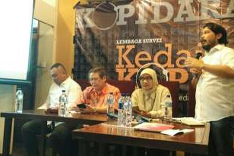 Pemaparan hasil survei dari lembaga survei KedaiKOPI (Kelompok Diskusi dan Kajian Opini Publik Indonesia) tentang Pilkada DKI 2017 di Kedai Dua Nyonya, Cikini, Jakarta Pusat, Minggu (30/10/2016). 