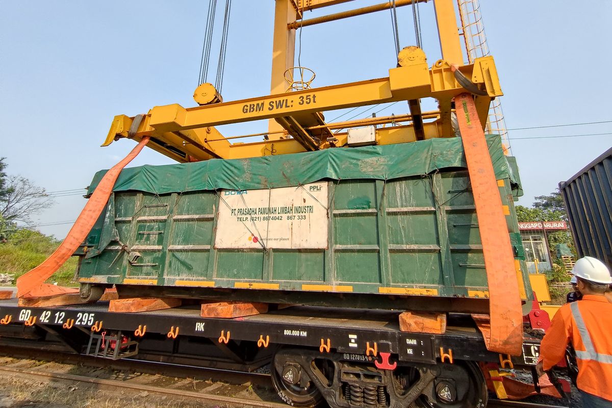 KAI Logistik menjalankan angkutan limbah B3 sebagai upaya diversifikasi bisnis. 
