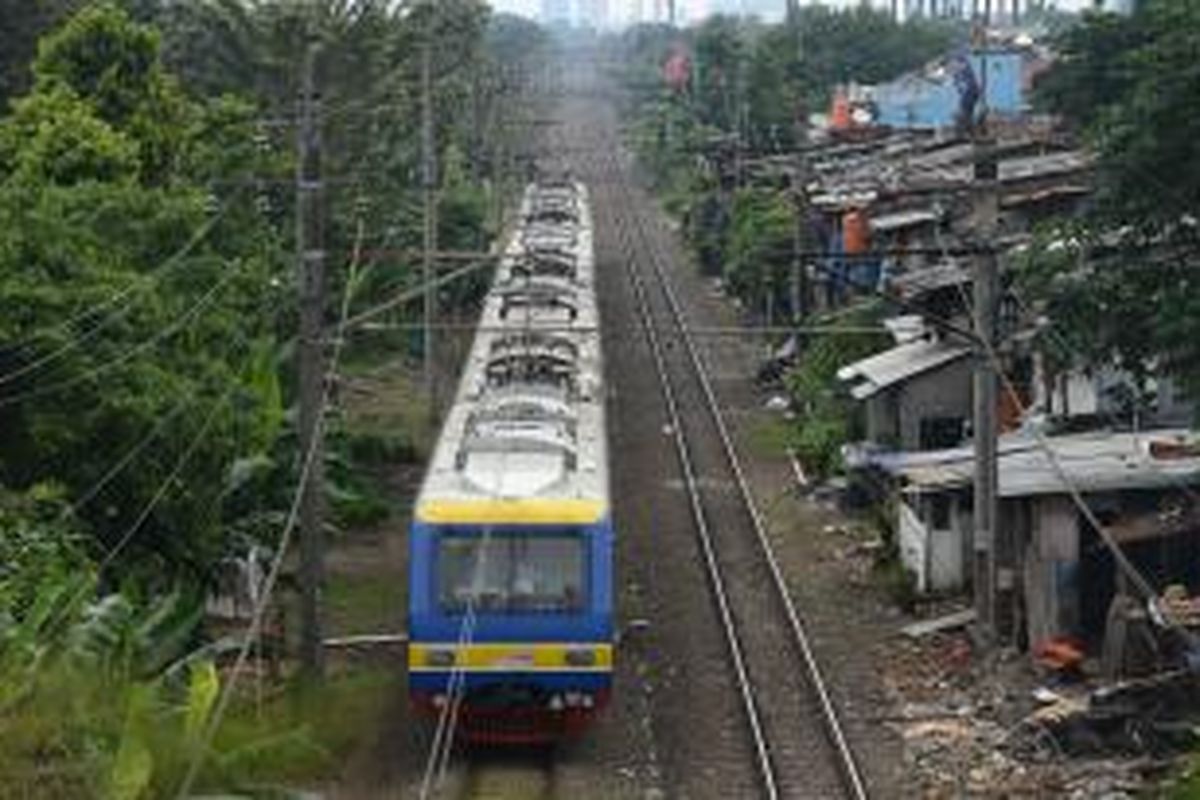 Kereta Komuter - Rangkaian  KRL commuter line melintas di jalur di kawasan Kalibata, Jakarta, Minggu (23/3). PT Kereta Api Indonesia mengalokasikan dana hingga Rp 3 triliun untuk memperbaiki dan meremajakan persinyalan tua dan pendingin udara KRL Commuter Jabodetabek dalam waktu tiga tahun ke depan. Perbaikan tersebut sebagai upaya meningkatkan pelayanan bagi pengguna KRL commuter line yang per bulannya mencapai 15 juta orang.

Kompas/Iwan Setiyawan (SET)
23-03-2014