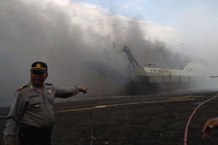 Kondisi KMP Labitra Adinda di pinggir Pantai Bulusan Kamis (17/5/2018). KMP tersebut  terbakar di Selat Bali sekitar pukul 14.00 WIB.