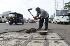 Sendirian, Pria Ini Bertekad Tutup Semua Lubang Jalan di Mumbai