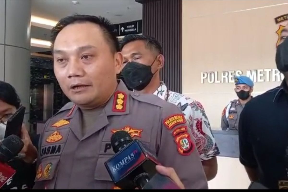 Kapolres Metro Jakarta Barat Kombes (Pol) Pasma Royce mengatakan, berdasarkan keterangan tetangga, keluarga yang tewas misterius di dalam rumahnya, Perumahan Citra Garden, Kalideres, Jakarta Barat, Kamis (10/11/2022), hendak pindah rumah, dj Mapolres Jakarta Barat, Jumat (11/11/2022).