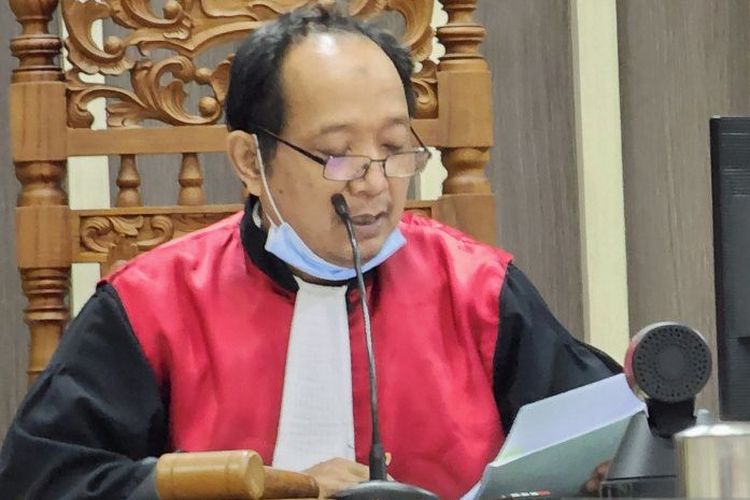 Hakim Ketua Bambang Setyo Widjanarko saat membacakan putusan terhadap empat penyuap Bupati Pemalang dalam sidang di Pengadilan Tindak Pidana Korupsi Semarang, Senin (9/1/2023).