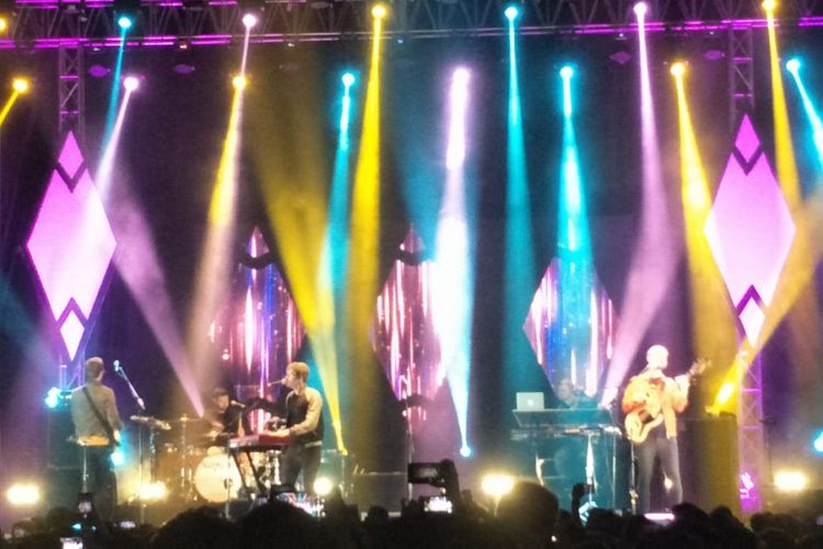 Kodaline saat beraksi dalam konser The Politics of Living Tour siap digelar di Istora Senayan, Jakarta Pusat, Jumat, (1/3/2019).