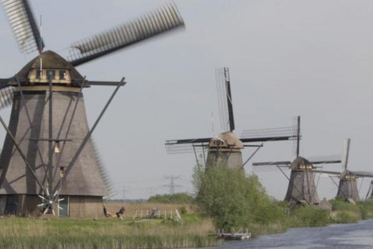 Pemandangan kincir angin di desa Kinderdijk, Belanda, Senin (9/5/2016). Kinderdijk merupakan desa yang memiliki belasan kincir angin yang saat ini digunakan sebagai pompa air. Kinderdijk masuk ke dalam daftar UNESCO World Heritage pada 1997.