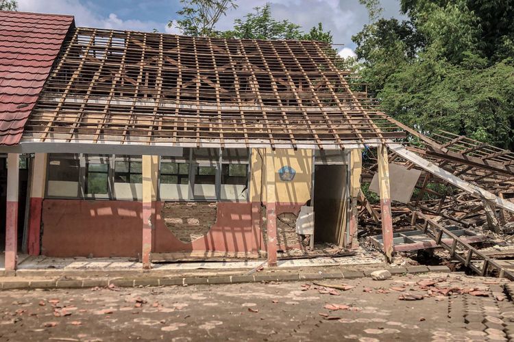 Bangunan SDN I Babakan Talang di Kampung Cigombong, Desa Cibedug, Kecamatan Rongga, Kabupaten Bandung Barat (KBB), Jawa Barat ambruk pada Kamis (29/2/2024).