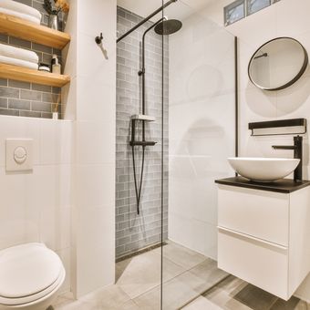 Ilustrasi kamar mandi kecil, area shower di kamar mandi.