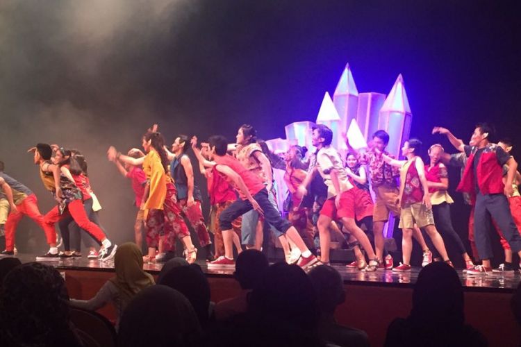 Drama kolosal Skylite Musicals atau Labschool Kebayoran’s Live Performance and Art Event 2017 yang dipertontonkan puluhan siswa SMA Labschool Kebayoran di Teater Besar Jakarta, Taman Ismail Marzuki, Sabtu (22/7/2017) malam tadi.  