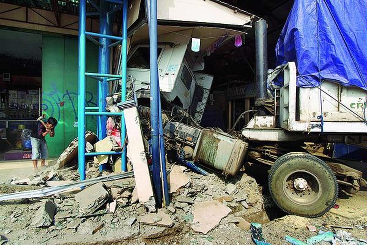 Truk kontainer bermuatan jagung dengan nomor polisi B 9086 QZ menabrak toko besi PD Fajar Harapan, di Jalan Raya Bekasi Km 23, Cakung, Jakarta Timur, Sabtu (14/7). Separuh badan truk yang masih di jalan membuat kemacetan parah di kedua arah dari Bekasi dan Pulogadung. Tidak ada korban jiwa dalam kejadian tersebut.