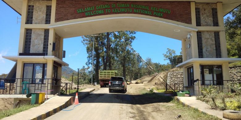 Akses jalan menuju Taman Nasional Danau Kelimutu diperlebar.