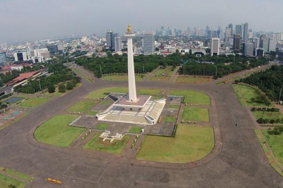 Tugu Monumen Nasional (Monas), Jakarta, Kamis (17/7/2014). Monumen peringatan setinggi 132 meter ini didirikan pada 1951 dan diresmikan pada 1961. Setiap hari libur, Monas kerap dikunjungi banyak wisatawan.