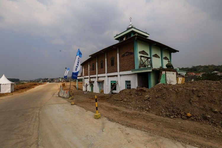 Suasana Masjid Jami Baitul Mustaghfirin di tengah ruas Tol Semarang-Batang, Seksi V Kaliwungu-Krapyak di Kelurahan Beringin, Kecamatan Ngaliyan, Semarang, Jawa Tengah, Minggu (3/6/2018). Masjid berwarna hijau dengan struktur dua lantai itu masih digunakan warga sehari-hari untuk beribadah dan Jalur Tol Batang-Semarang saat ini tengah dipersiapkan sebagai jalur fungsional saat mudik Lebaran 2018.