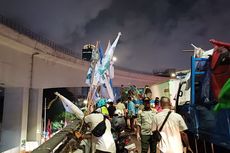 Bendera Parpol di “Flyover” Kuningan Dicopot, Lalu Lintas Tersendat