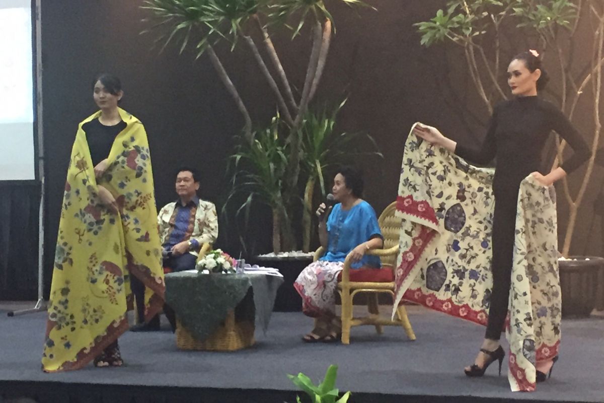 Hartono Sumarsono (dua dari kiri) di peluncuran buku Batik Betawi