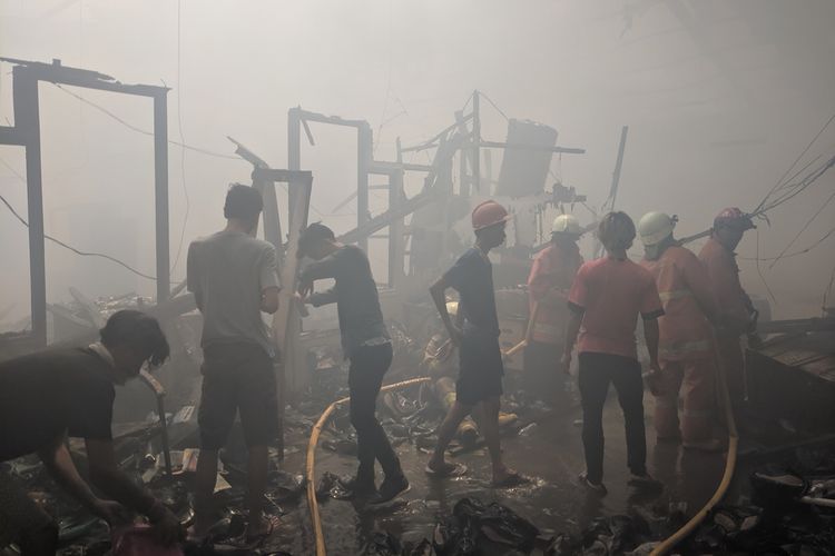 Kebakaran di Pabrik Sepatu, Jalan Bandengan Utara, Penjaringan, Jakarta Utara, Rabu (4/9/2019)