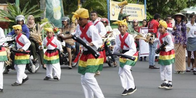 Para peserta kirab budaya bersiap-siap di lapangan Ngara Lamo, Ternate, Maluku Utara, Senin (14/4/2014). Kirab tersebut merupakan bagian dari Festival Legu Gam ke-13 yang berlangsung hingga 26 April. Festival menampilkan berbagai kegiatan lainnya seperti fashion street dan jelajah Samudera Kie Raha, yang sekaligus menjadi perayaan hari ulang tahun ke-79 Sultan Ternate. 